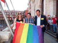 Izado histórico de la arcoiris en el Ayuntamiento de Valladolid