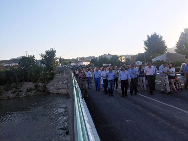 Autoridades y vecinos recorren el nuevo puente entre Larva y Collejares.
