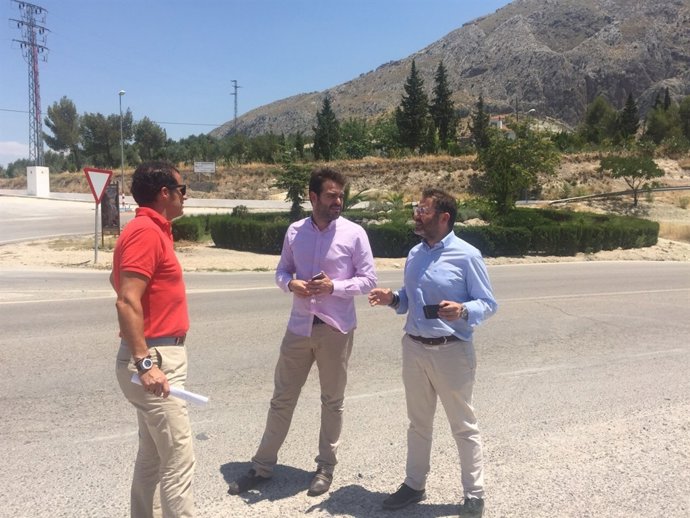 Valdivielso (1d) en la travesía de la A-320 en Bedmar.