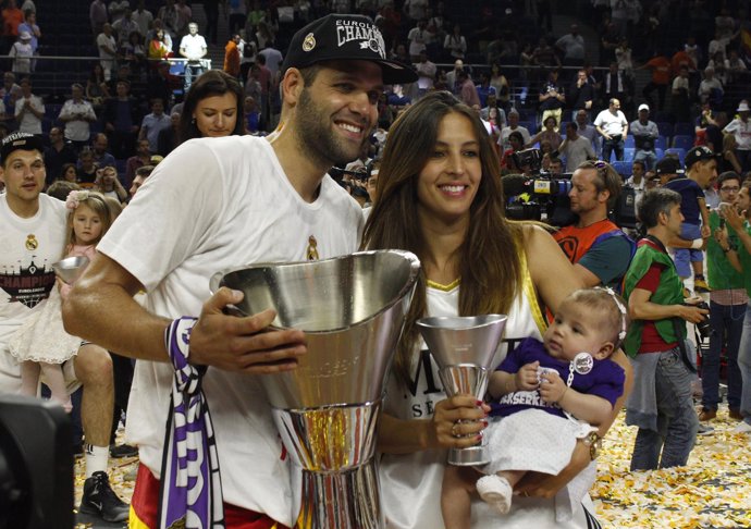 Felipe Reyes posando con su mujer tras ganar la Euroliga
