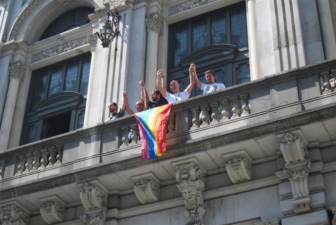 Diputados de Podemos y representantes de Xega