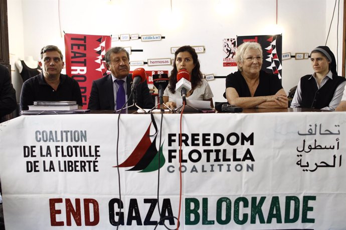 Musa Amer, Teresa Aranguren y Teresa Forcades, en la Flotilla de la Libertad