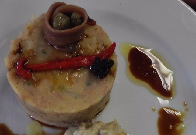 Pastel de atún y anchoas con ensalada de berenjenas