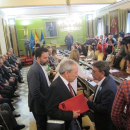 Wenceslao López y Roberto Sánchez Ramos antes del pleno de investidura de Oviedo