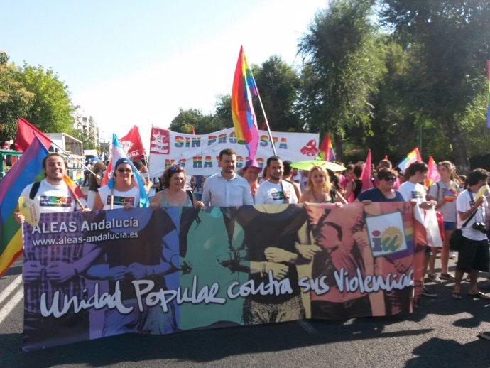 Maíllo y Fernández Rojas durante la manifestación en favor de LGTBI