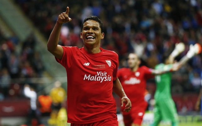 Carlos Bacca celebra el segundo gol en la final de la Europa League