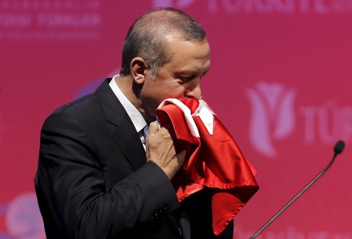 El presidente de Turquía, Recep Tayyip Erdogan, besa una bandera turca