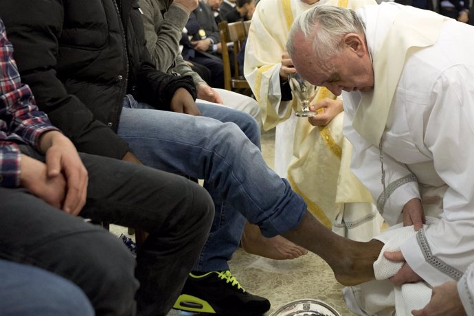 Pope Francis washes the foot of a prisoner at Casal del Marmo youth prison in Ro