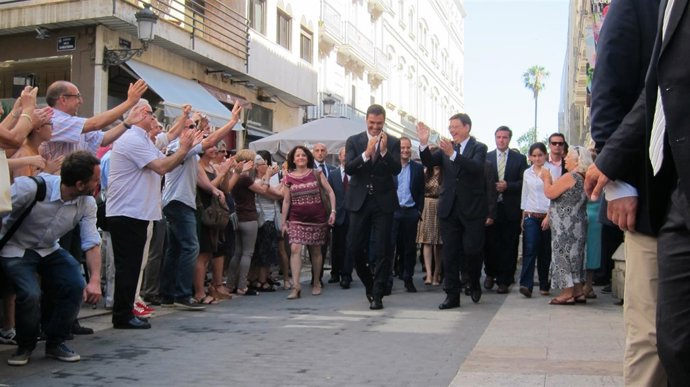 Puig con Sánchez recibido al grito de 'resident' a las puertas de las Corts 
