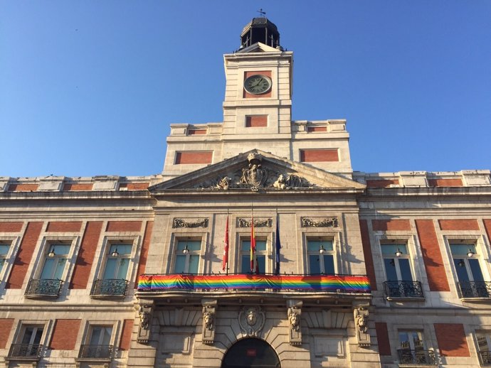 La Real Casa de Correos luce la bandera del Orgullo LGTB