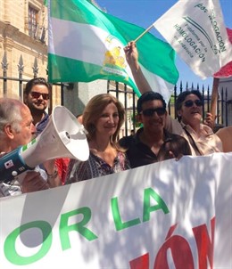 Alicia Martínez junto a la PHA