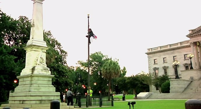 Bree Newsome retira la bandera confederada 