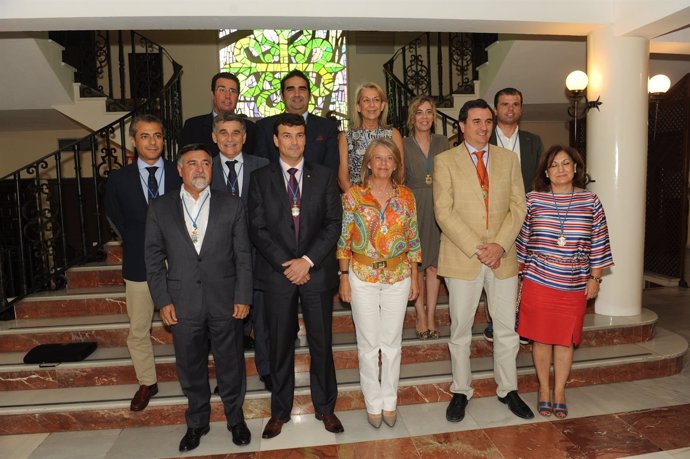Presidenta del PP Marbella, Ángeles Muñoz, y sus concejales