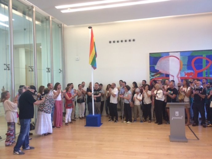 Izado de la bandera LGTB dentro del Ayuntamiento de Madrid