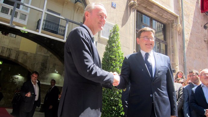 Fabra recibe a Puig a las puertas del Palau de la Generalitat