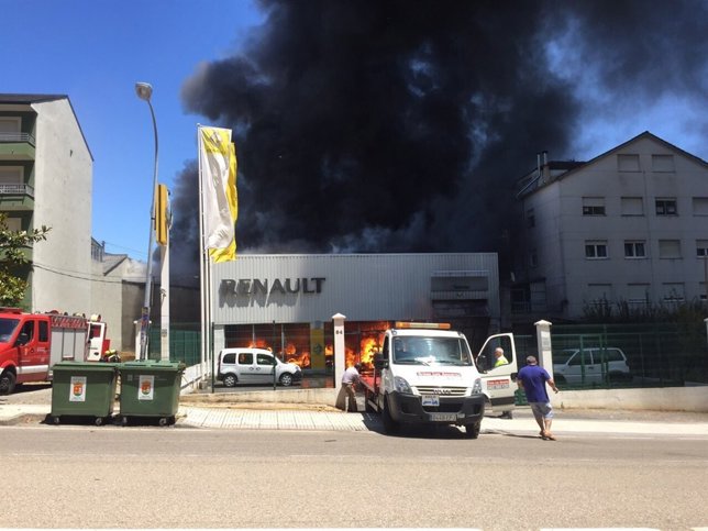 Imagen del incendio en el concesionario de Becerrerá