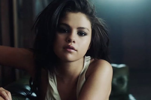 Selena Gomez en el videoclip de 'Good for you'