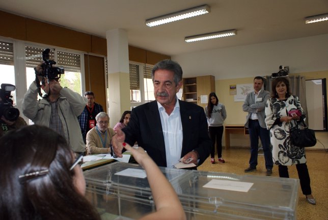 Miguel Ángel Revilla votando.