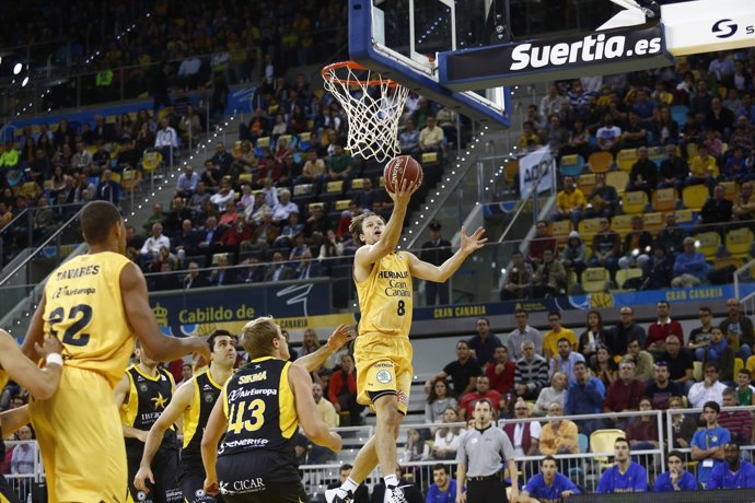 Luke Sikma a punto de marcar un tanto.