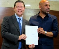 Page y Molina firman el pacto de investidura ante notario