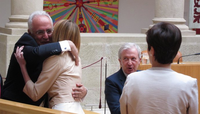 Ceniceros abraza a González tras ser proclamada presidenta Parlamento