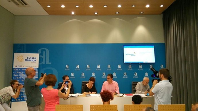 Pastor y Arques, en el centro de la mesa, firman el convenio