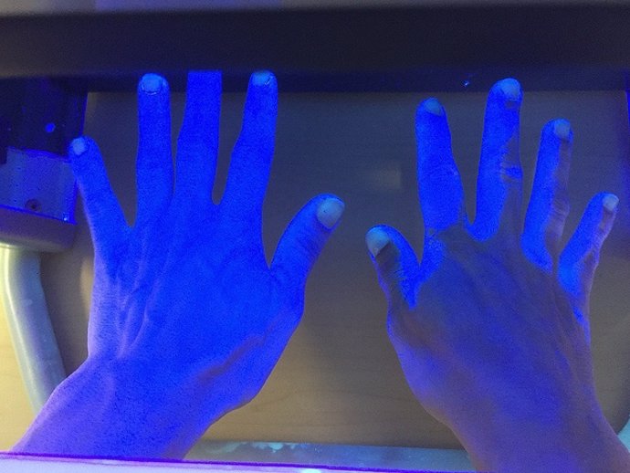 ÛLámpara mágica' para detectar manos mal lavadas en hospitales