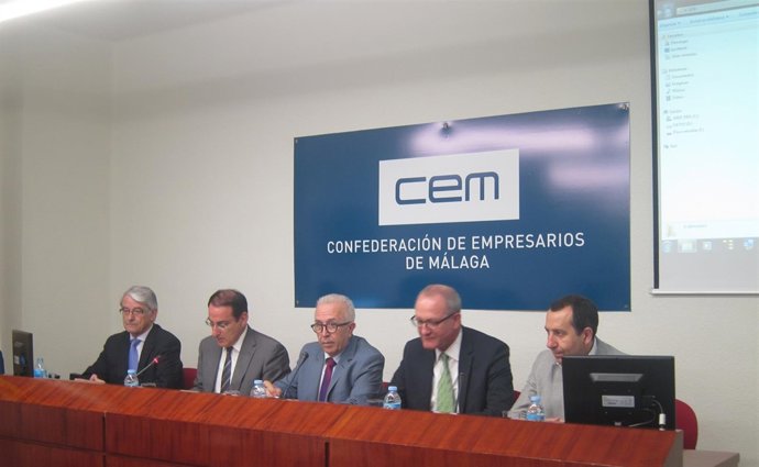 El consejero de Empleo, José Sánchez Maldonado, en la sede de la CEM, en Málaga