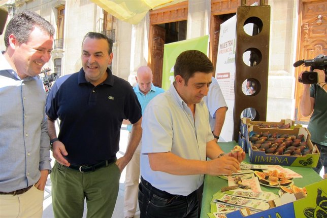 Francisco Ryes degusta una breva acompañado por Pedro Bruno y Francisco Ruiz.