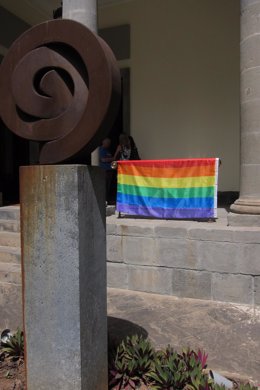 Bandera LGTB en el Parlamento