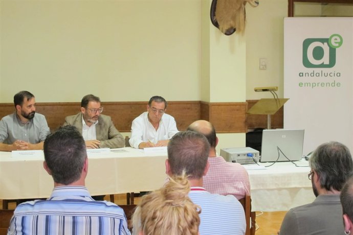 Valdivieldo (c), en la jornada con empresarios turísticos de la Comarca Norte.