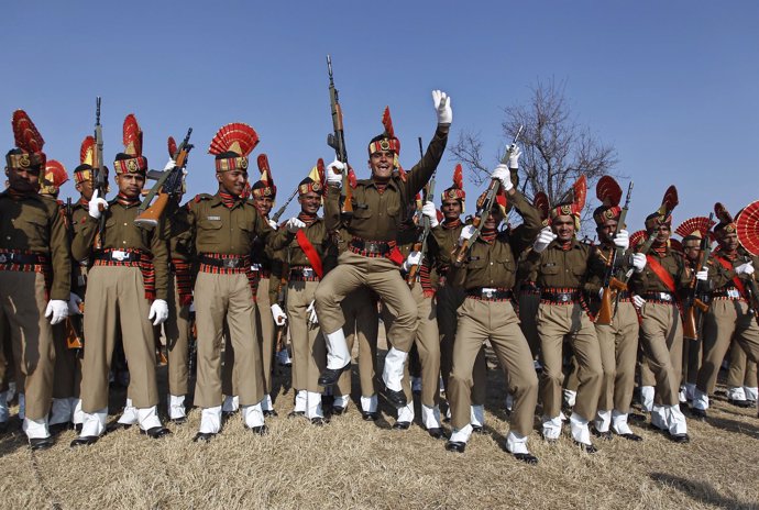 Militares indios bailando en Srinagar