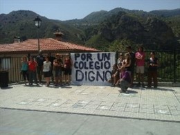 Miembros de la Plataforma en una protesta ante el colegio.