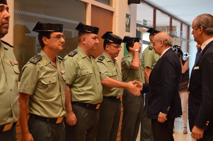 Jorge Fernández visita la Comandancia de la Guardia Civil en Lleida