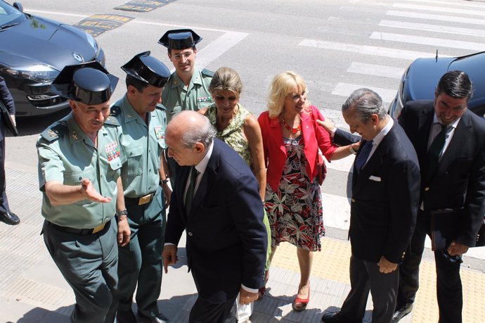 El ministro del Interior, Jorge Fernández Díaz, a su llegada a la Comandancia