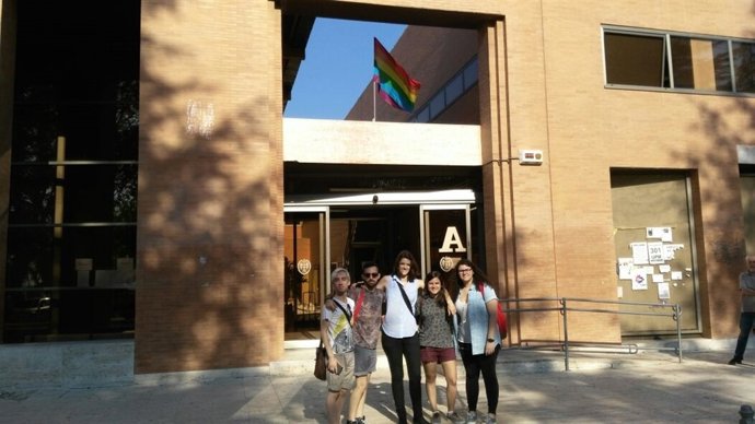 Bandera gay en la Complutense
