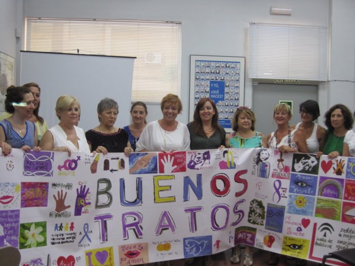 Dulce Rodríguez y Mercedes Bermúdez (centro) en el acto de cierre del proyecto