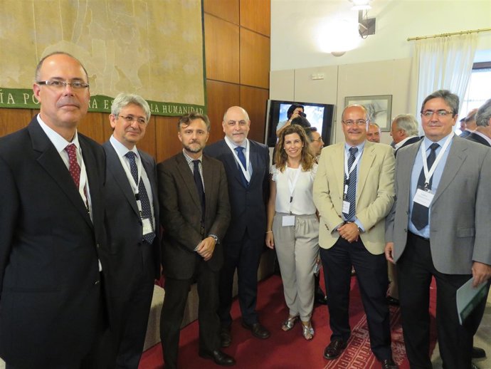 Responsables de Cepsa junto al consejero de Medio Ambiente, José Fiscal