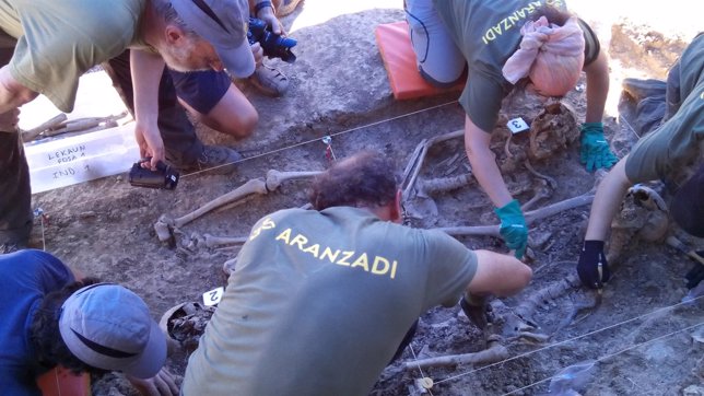 Trabajos de exhumación de Aranzadi en el Señorío de Lekaun