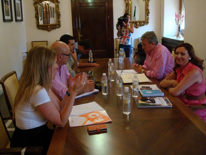 Reunión del alcalde con los portavoces para cerrar el pleno de organización