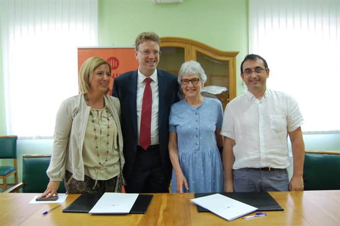 Firma del convenio para celebrar la 65 Nit de Santa Llúcia 