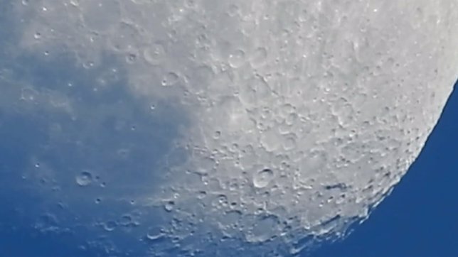 La luna a vista de cámara compacta 