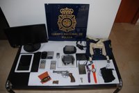 Sucesos.- La Policía intervine un revólver en casa de una persona a la que le intervino un subfusil en la calle