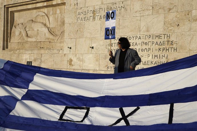 Un protestante en Grecia en frente dek parlamento