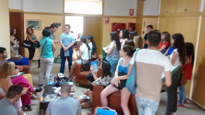 Los alumnos de la Escuela de Turismo de Cartagena concentrados en el Rectorado