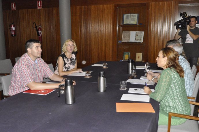 Imagen de la reunión PSOE-IU.