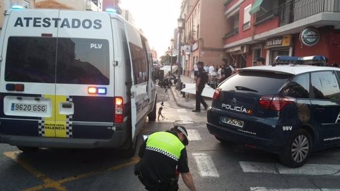 Colisión de un motorista contra la terraza de un bar en Valencia.