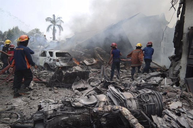 Bomberos trabajan en el lugar del accidente en Medan