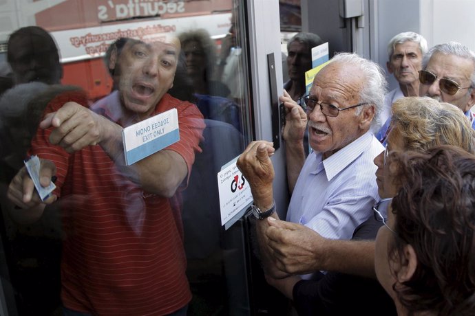Jubilados ante un banco cerrado en Grecia