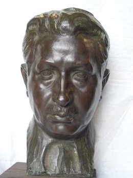 La escultura, obra de Fructuoso Orduna, representa a Ezequiel Endériz.
